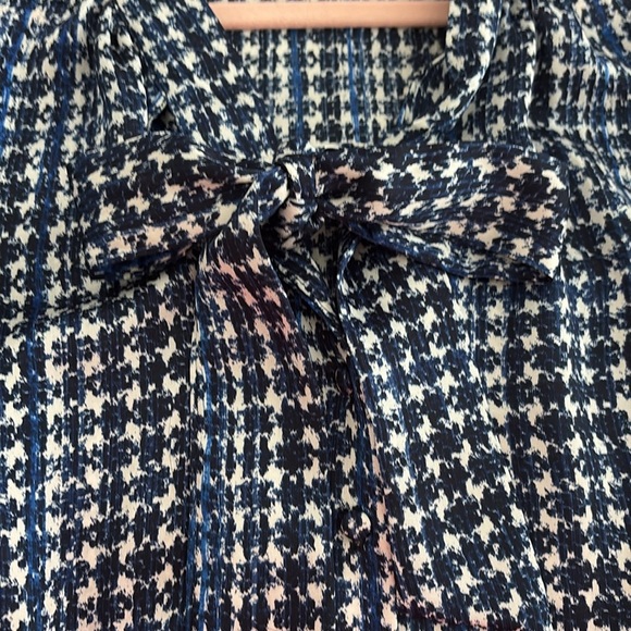 Tahari Blue & White Patterned Sleeveless Buttoned Blouse w/Tie in Front. Size 1X - Picture 11 of 11